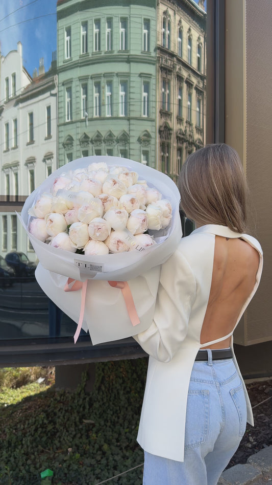 Kytice pivoňkových růží «Pearl»